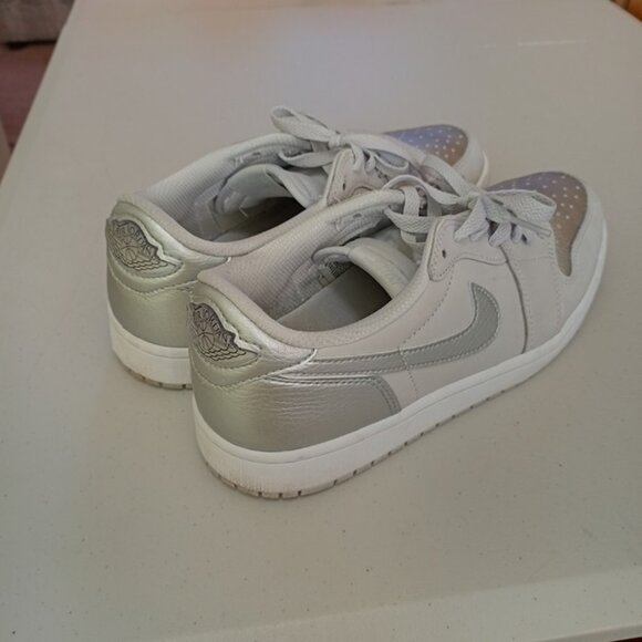 Size 10 - Air Jordan 1 Retro OG Low Metallic Silver Nike - Picture 6 of 10
